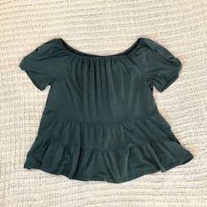 ☘️ Cute Tiered top. Wide neckline Size L